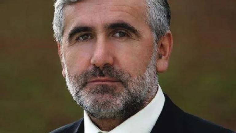 La corte decide l'ex ministro Numan Balic dopo aver molestato sessualmente un paziente