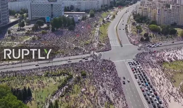 Einer der größten Proteste in Minsk: Lucas' Flug erforderlich