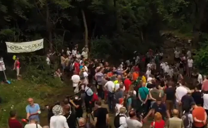 Flussschutzproteste in Serbien, Bewohner zerstören Wasserkraftrohre