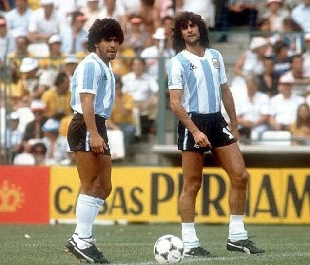 The future of the Mess could be dark: Legendary Mario Kempes ended in Albania on the eve of 97 riots