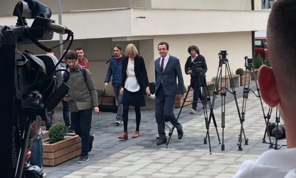 La moglie di Kurt più ricca delle mogli dei leader del Kosovo