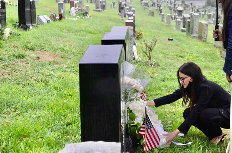 Le chef de la diplomatie du Kosovo se dirige vers le cimetière de New York : Promesse justice pour les crimes de Serbie