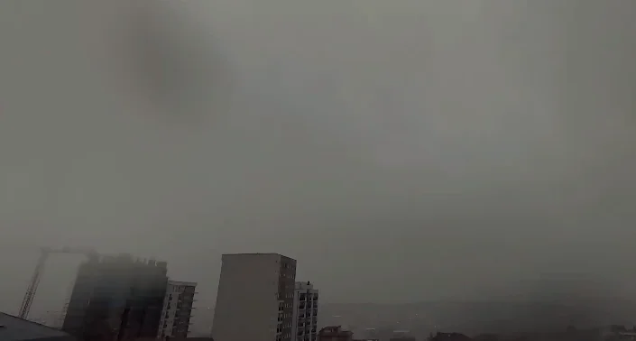 Moderno video de tormenta en el cielo de Pristina
