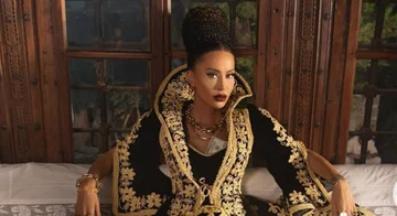 Dafina publie de nouvelles photos de chansons, poses en robe traditionnelle