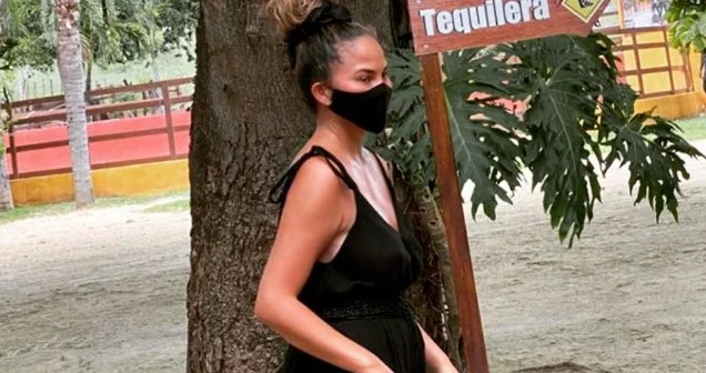 Il modello popolare ammette che era incinta durante l'intervento chirurgico al seno