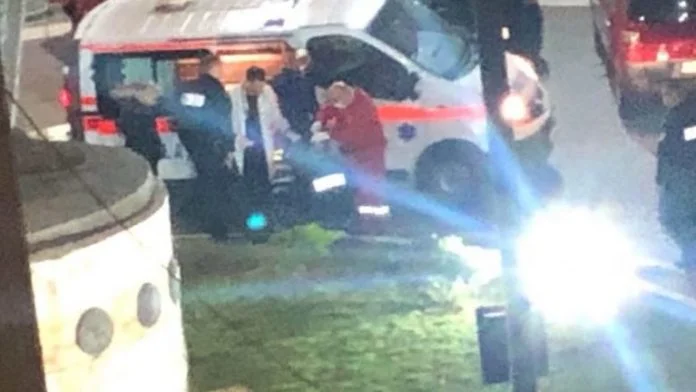 Polizeiangriff sogar in Pec, nehmen die Bürger zwei Polizisten ins Krankenhaus