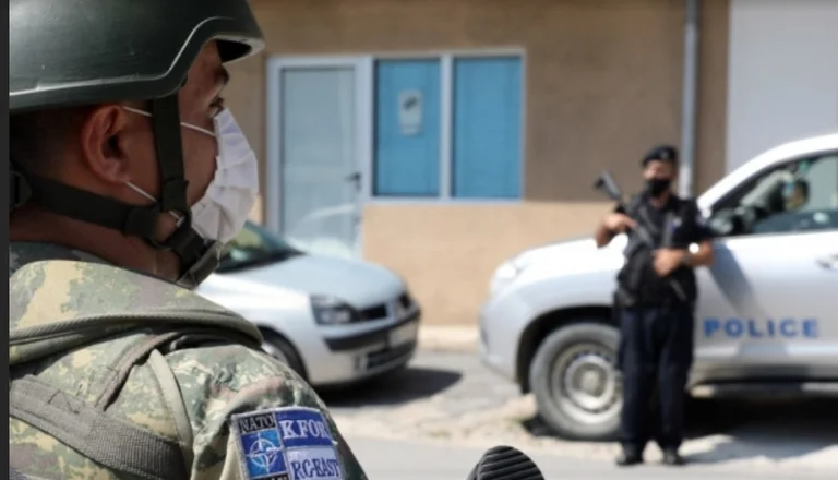 La KFOR et la police du Kosovo effectuent une patrouille conjointe à Karacheva
