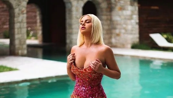 Cavina, sexy in un vestito elegante: Il mio vero nome è bambola.