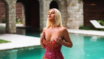 Cavina, sexy dans une robe fantaisie: Mon vrai nom est poupée.