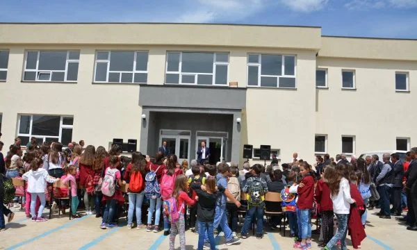 Die bereite Malisha, Schulunterricht zu beginnen, einst benannt als Herz von COVID-19
