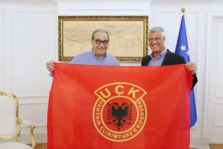 Thaci a décoré l'humaniste Turan Russie avec des médailles présidentielles