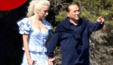 Silvio Berlusconi avec sa nouvelle copine, c'est une collègue de sa fête.