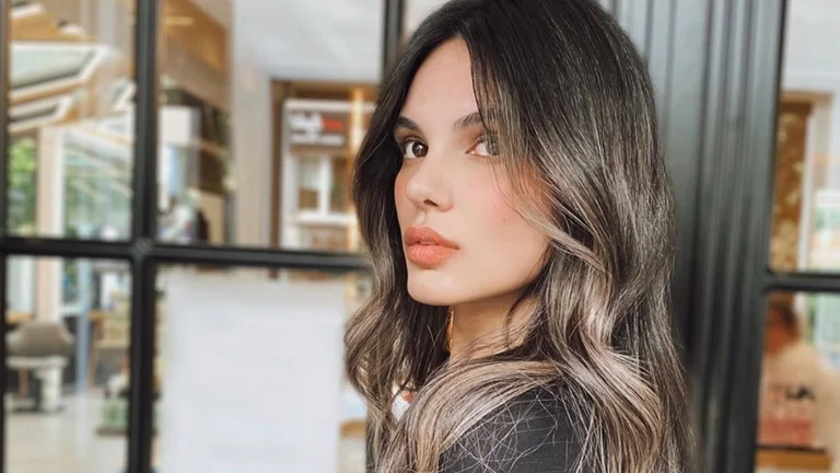 Almeda Abazi attire l'attention sur une apparence complètement naturelle