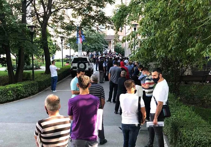 Tollov davanti al comune di Pristina: i cittadini aspettano alle 5:00 per ottenere un documento.