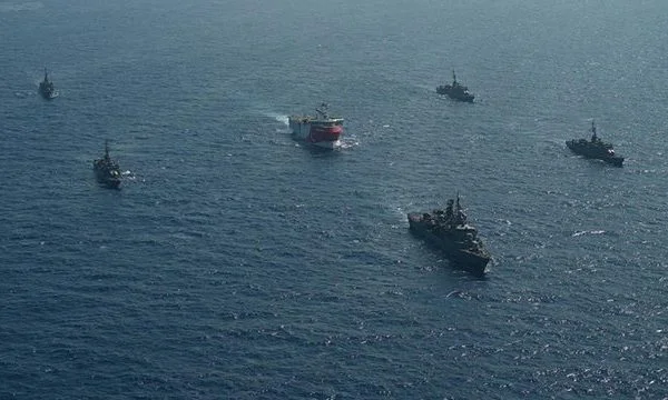 La France intervient avec l'armée en Méditerranée, soutient la Grèce en conflit avec la Turquie