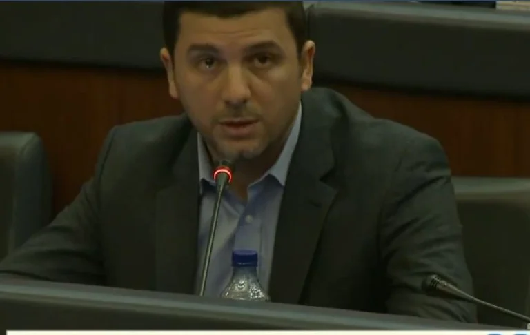 Krasniqi: Vetevendosje puede extender la vida del gobierno Hoti con un movimiento codicioso
