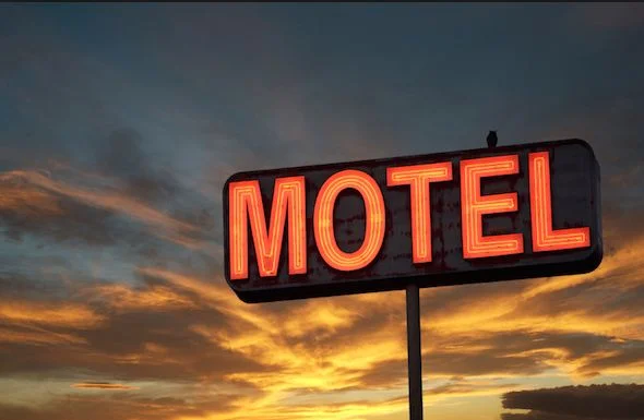 Il 43enne sposato prende due 13 anni in un motel per scopi sessuali