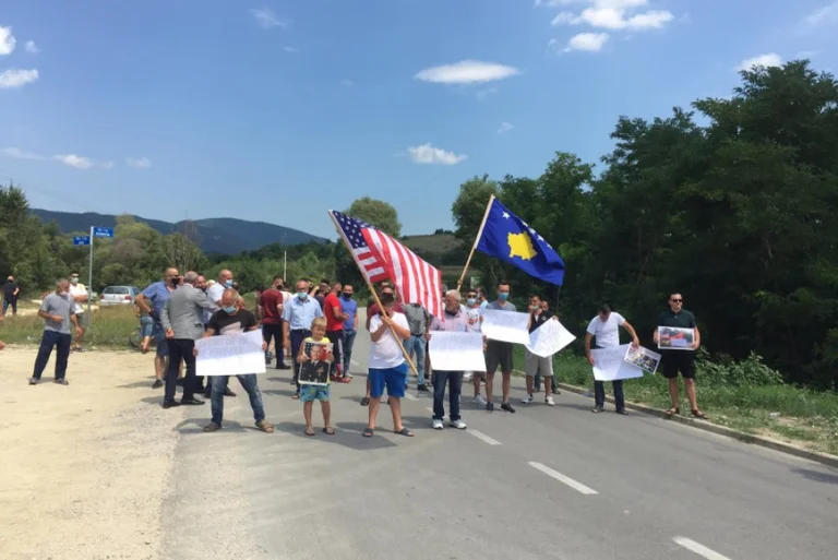 Les résidents de Karacheva exigent que l'État s'occupe de leur sécurité : la gendarmerie serbe entre 19 ans