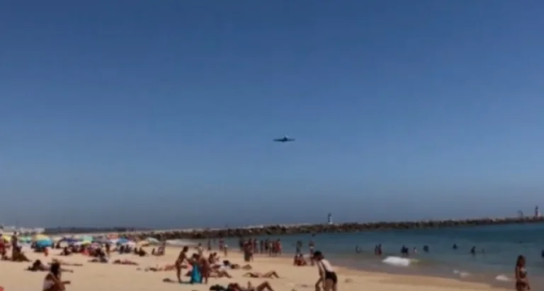 L'aereo vola troppo vicino alla spiaggia, vacanzieri panico