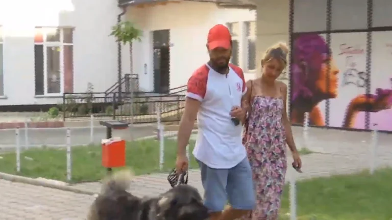 El policía tira un arma a su perro, el dueño se queja de que le duele la pierna.