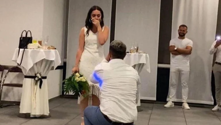 rapper albanese Propone la sua ragazza sui suoi piedi