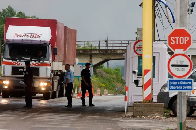 Medios de comunicación serbios: albaneses de Kosovo comprando más productos serbios que albaneses