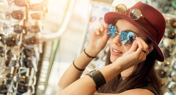Trova gli occhiali da sole che vanno di più, in base alla tua forma del viso