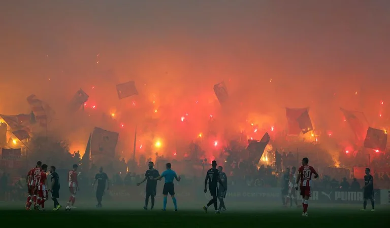 Serbische Fans wütend, ärgerlich Tirana in sozialen Netzwerken