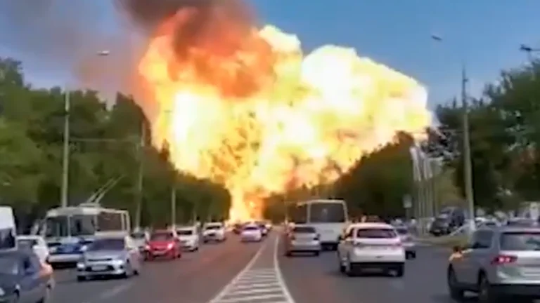 Il momento dell'esplosione della benzina della Russia, 13 persone sono ferite