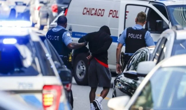 Massive Raub und Schießen in Chicago, 100 verhaftet
