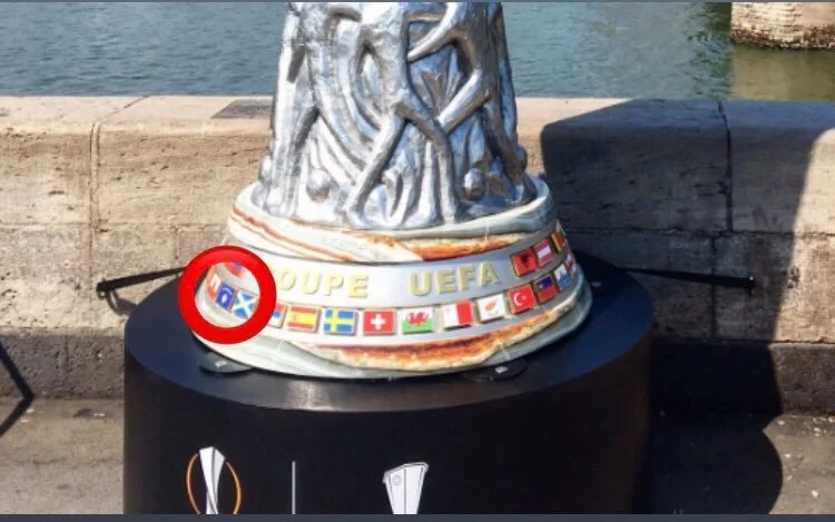 Drapeau du Kosovo présent sur le trophée de la Ligue européenne