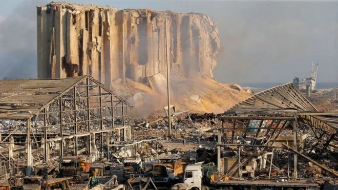 Libanesische Regierung scheidet nach der Explosion in Beirut zurück, Proteste
