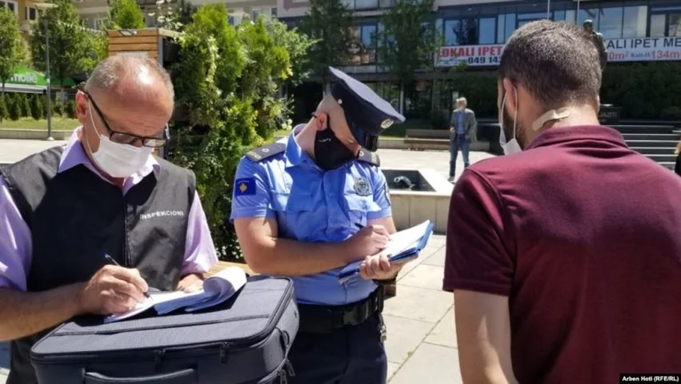 Polizia arresta 13 persone, non rispettare le misure governative