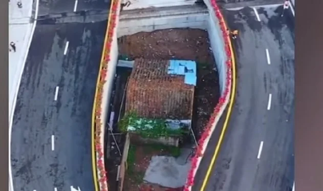 I cinesi non vendono proprietà, edificio statale intorno alla casa
