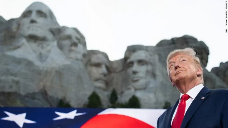 La Maison Blanche est intéressée par la possibilité d'ajouter le visage de Trump au Mont Rushmore