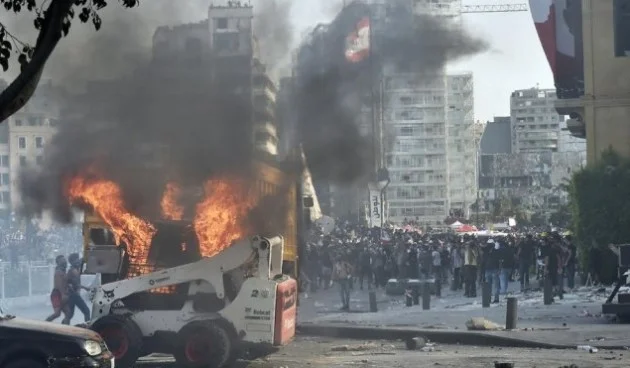 Libano: Fuoco all'ingresso di Piazza del Parlamento, gas lacrimogeni versati contro i manifestanti