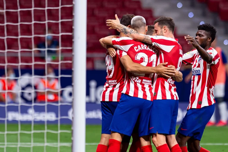 Qualche giorno prima dei quarti di finale, due giocatori di Atleticos hanno un punteggio positivo di coronari.