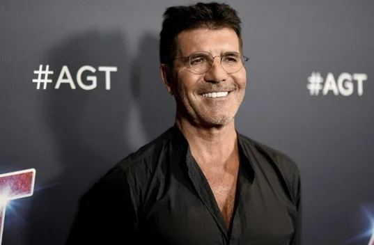 Il est tombé de son vélo électrique, Simon Cowell a cassé son arbre arrière.