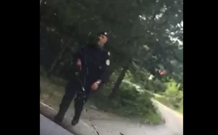 Kosovo Polizeipatrouillen in Karacheva, wo serbische Gendarmerie gesehen wurde