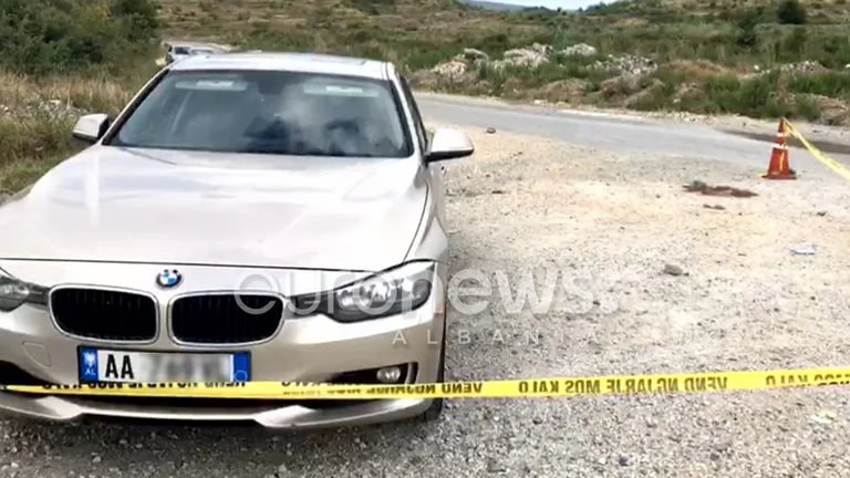 Runs mit Führung im Kopf des jungen Mannes in Shkoder, ist lebenslos außerhalb des Busha Auto