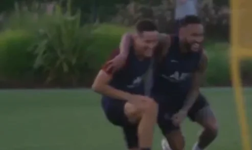 Neymar presenta espectáculos de entrenamiento aquí mientras se preparan para el desafío contra Atalanta