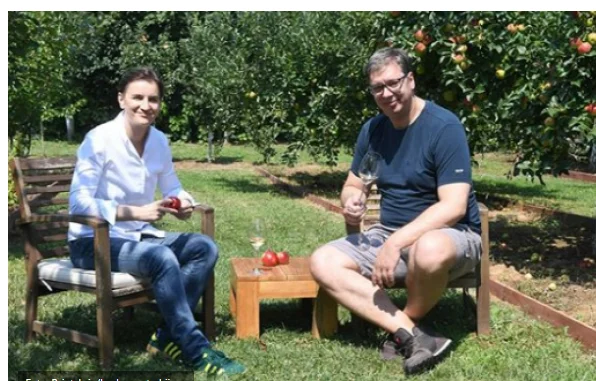 Vucik publie des photos mangeant des pommes avec Brnabych : je l'ai invité dans le jardin de son père.