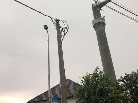 Il vento abbatte la cima del minareto e alcune case a Recak su Shtime