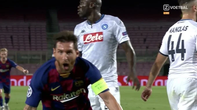 Il mezzo dell'azione è il genio del calcio, non perdere questo supereroe.