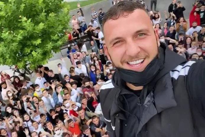 Gobierno interrumpe el mitin de mosaico, cantante culpa a los medios