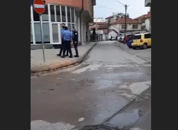 Prištinas Tophane Bezirk schlägt, Polizei tritt in der Szene