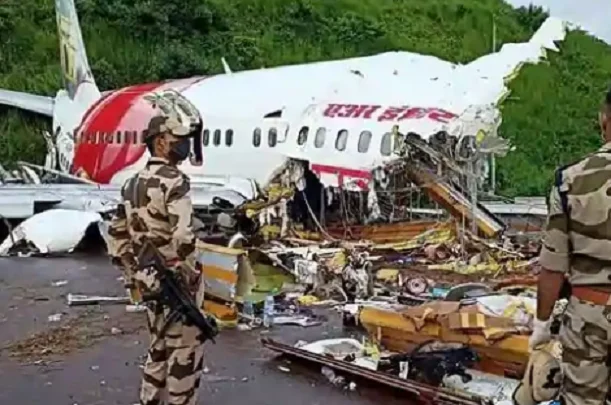 L'aereo si schiantò in India, quattro bambini tra le 18 vittime