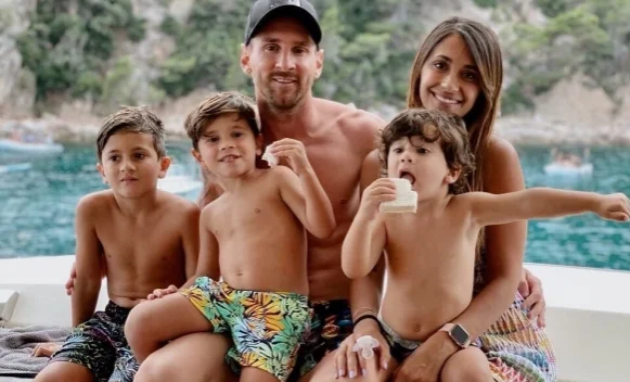 Mess à Ibiza avec trois garçons, profitez de vos vacances avant le match avec Naples.