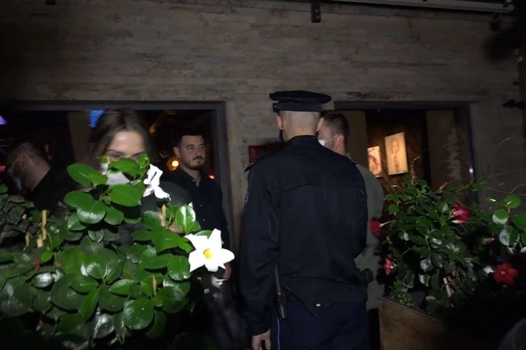 Tollov in kleinen Kaffees, Polizei entfernt junge Leute aus Cafés