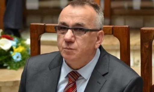 ¿Están procrastinando los esfuerzos de Enver Hasani en la carrera?
